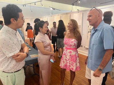 百慕大群島首個中國畫展亮相 翟優(yōu)、樊蕾伉儷“家園”作品引國際關(guān)注